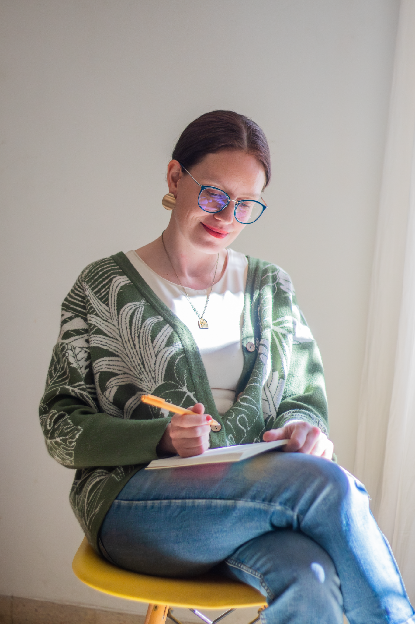 Flor Carvutto escribiendo en su cuaderno