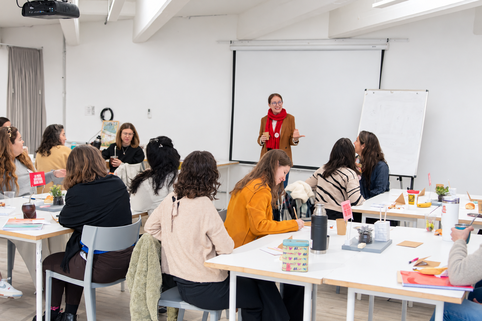 Flor compartiendo una charla con un grupo de mujeres