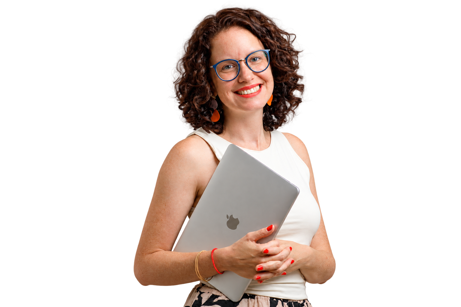 Flor Carvutto sonriendo, con su computadora
