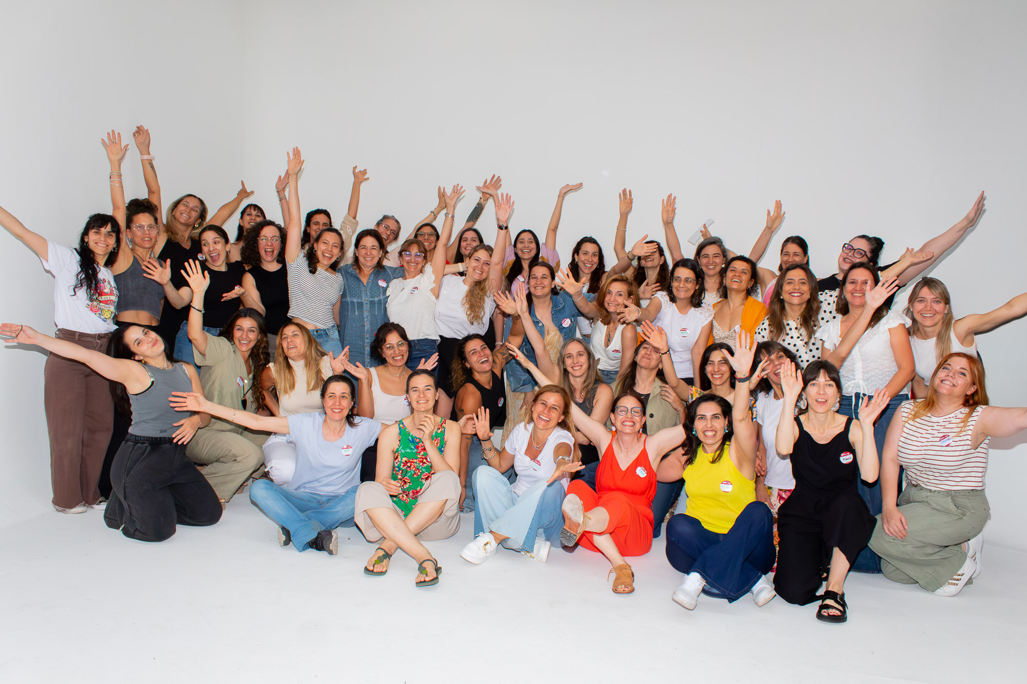 Mujeres de la comunidad Fan de los Lunes en el cierre del encuentro de 2025