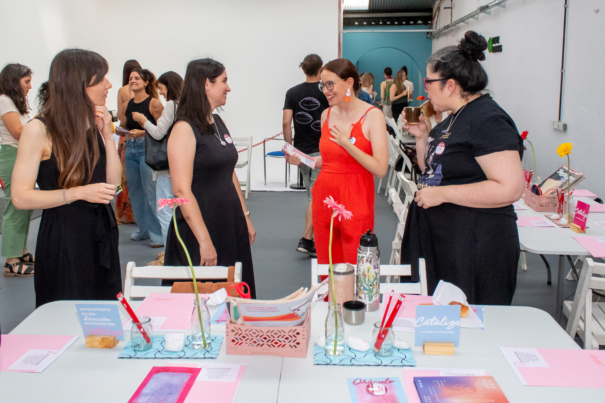 Mujeres compartiendo una charla durante un encuentro presencial de Fan